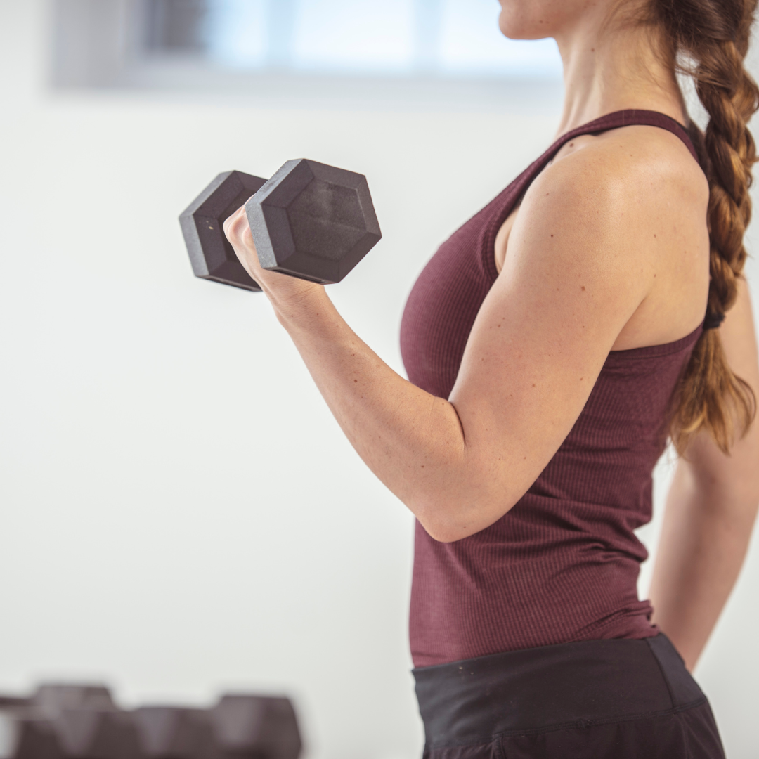 woman doing a bicep curl woman doing a bicep curl